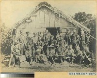 1874年牡丹社事件時西鄉從道與幕僚及臺灣原住民合照藏品圖，第1張